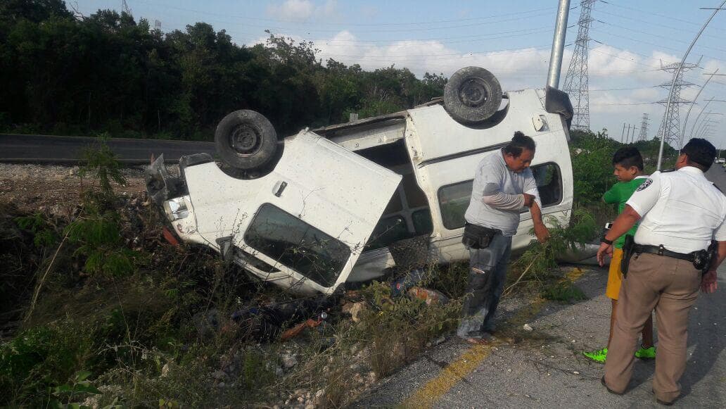 Volcadura deja dos heridos en la Huayacán