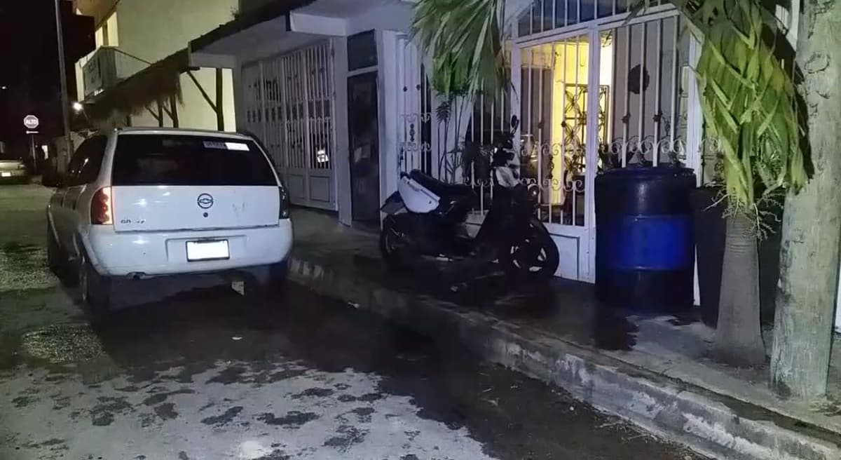 Incendian motocicleta frente a casa en Playa del Carmen