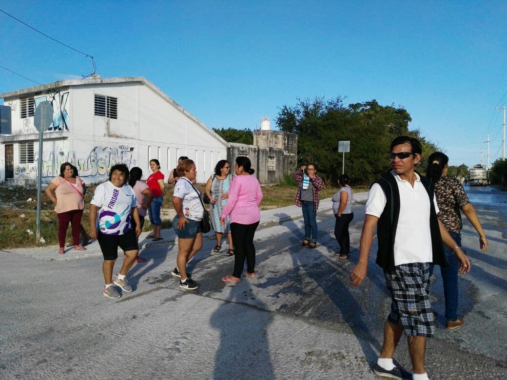 Bloquean vecinos accesos a cementeras en la Región 77