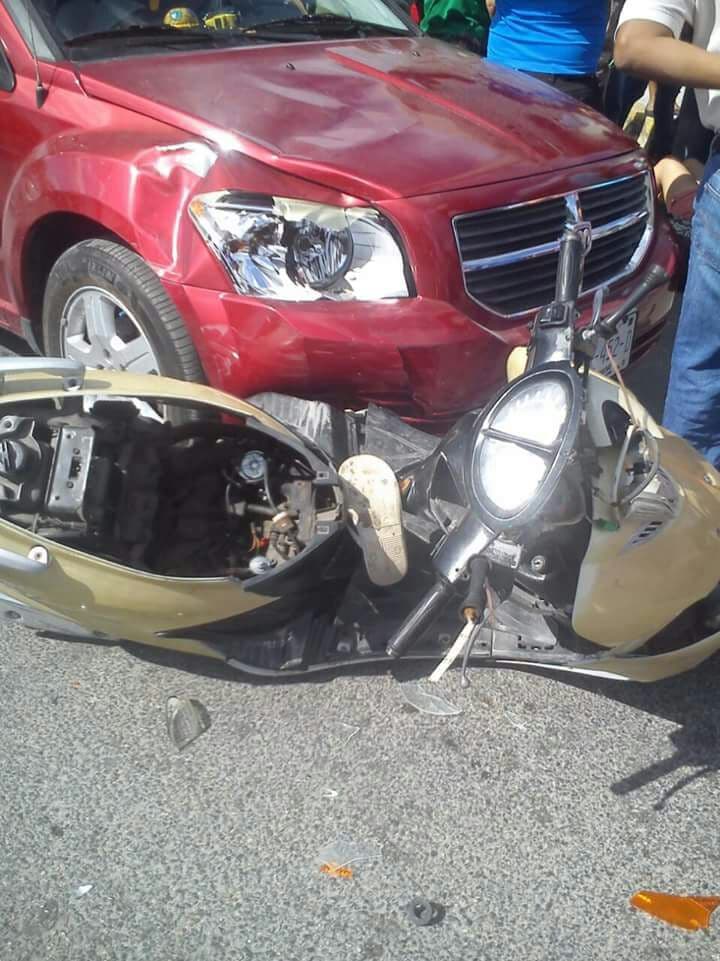 Arrastra automóvil a pareja de motociclistas