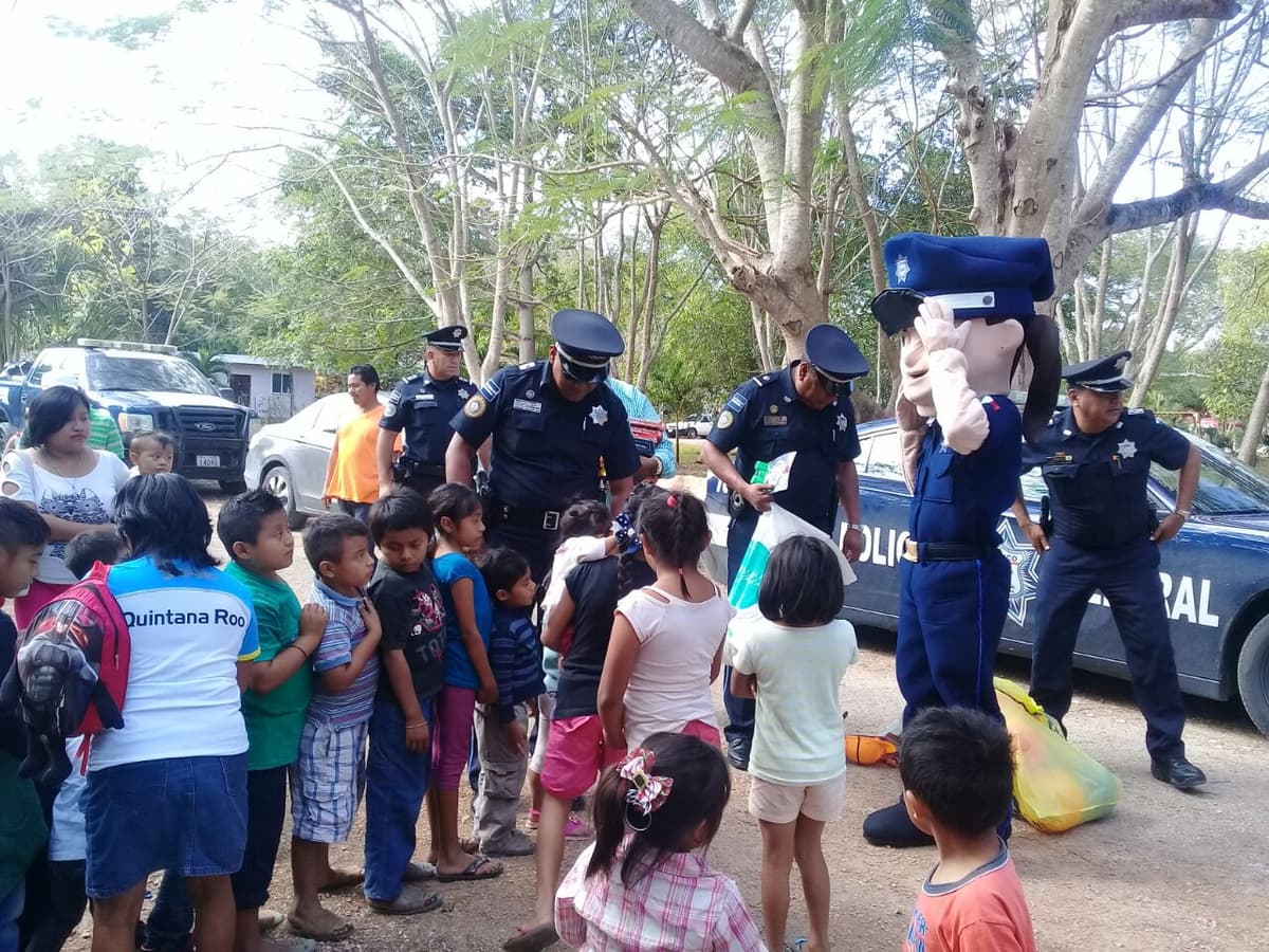 Policías federales reparten regalos a los niños