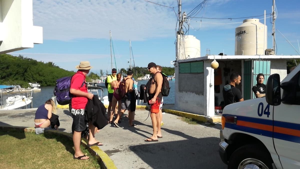 Rescatan a 10 turistas de embarcación en Cozumel