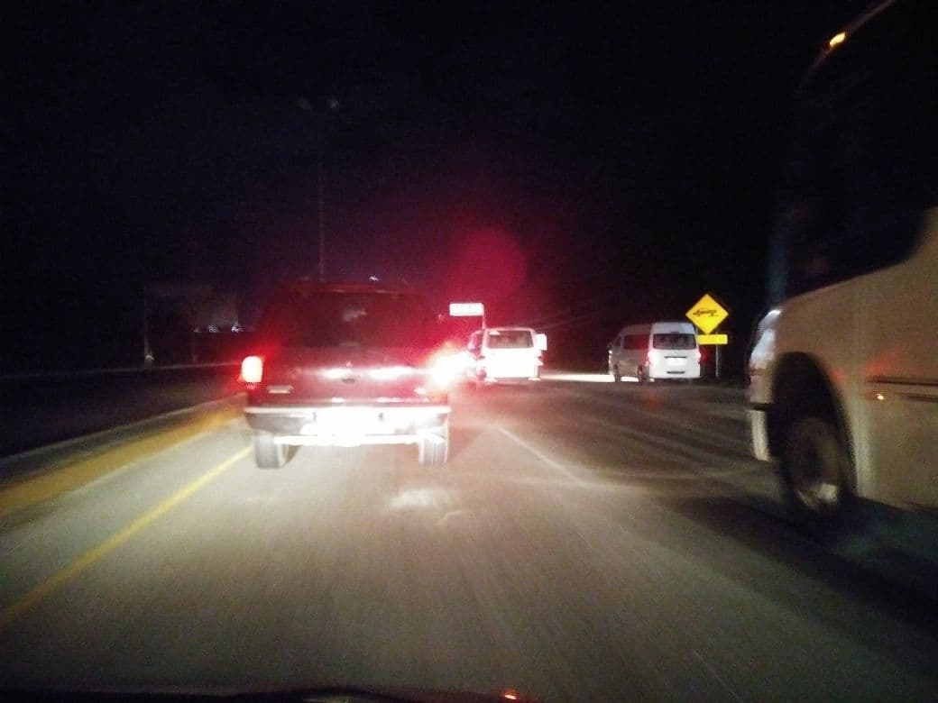 Kilométrica fila en la entrada a Playa del Carmen