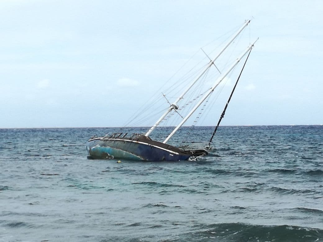 Ruso deja barco encallado en Cozumel y se va de México