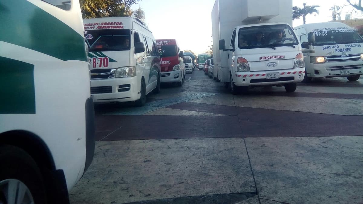 Trabajos del ayuntamiento colapsan el centro de Cancún