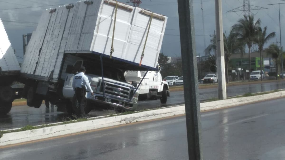 Obstruye camión salida de Playa a Cancún
