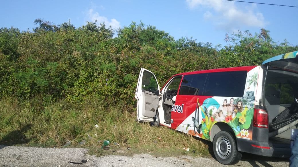 Van turística se sale de la carretera