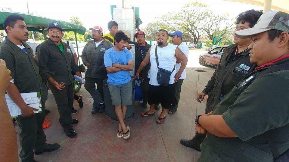 Bloquean empleados gasolinera de José María Morelos