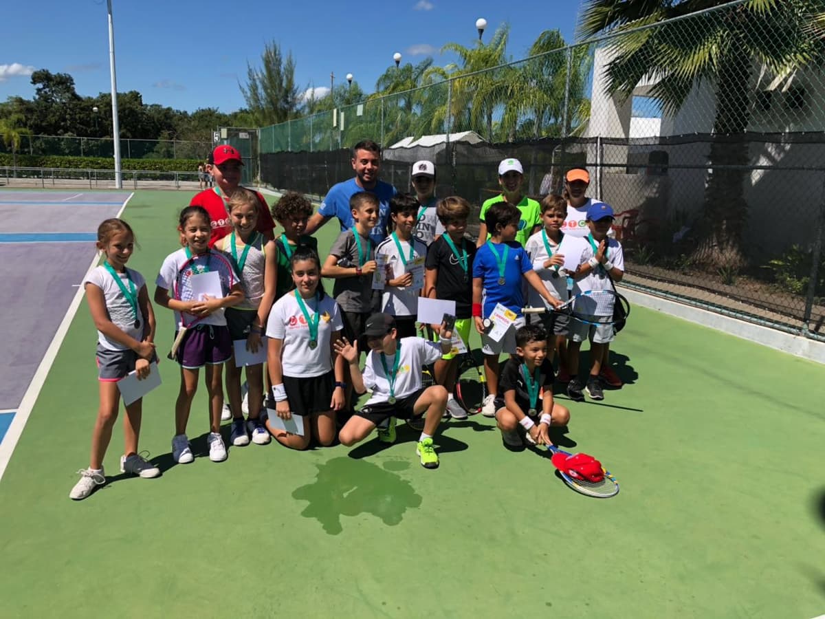 Fomentan el tenis entre pequeños en Playa del Carmen