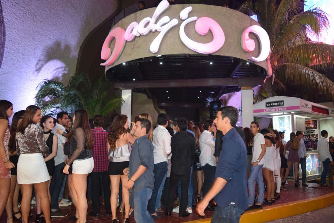 Evitan entrada de 2 mil menores a bares