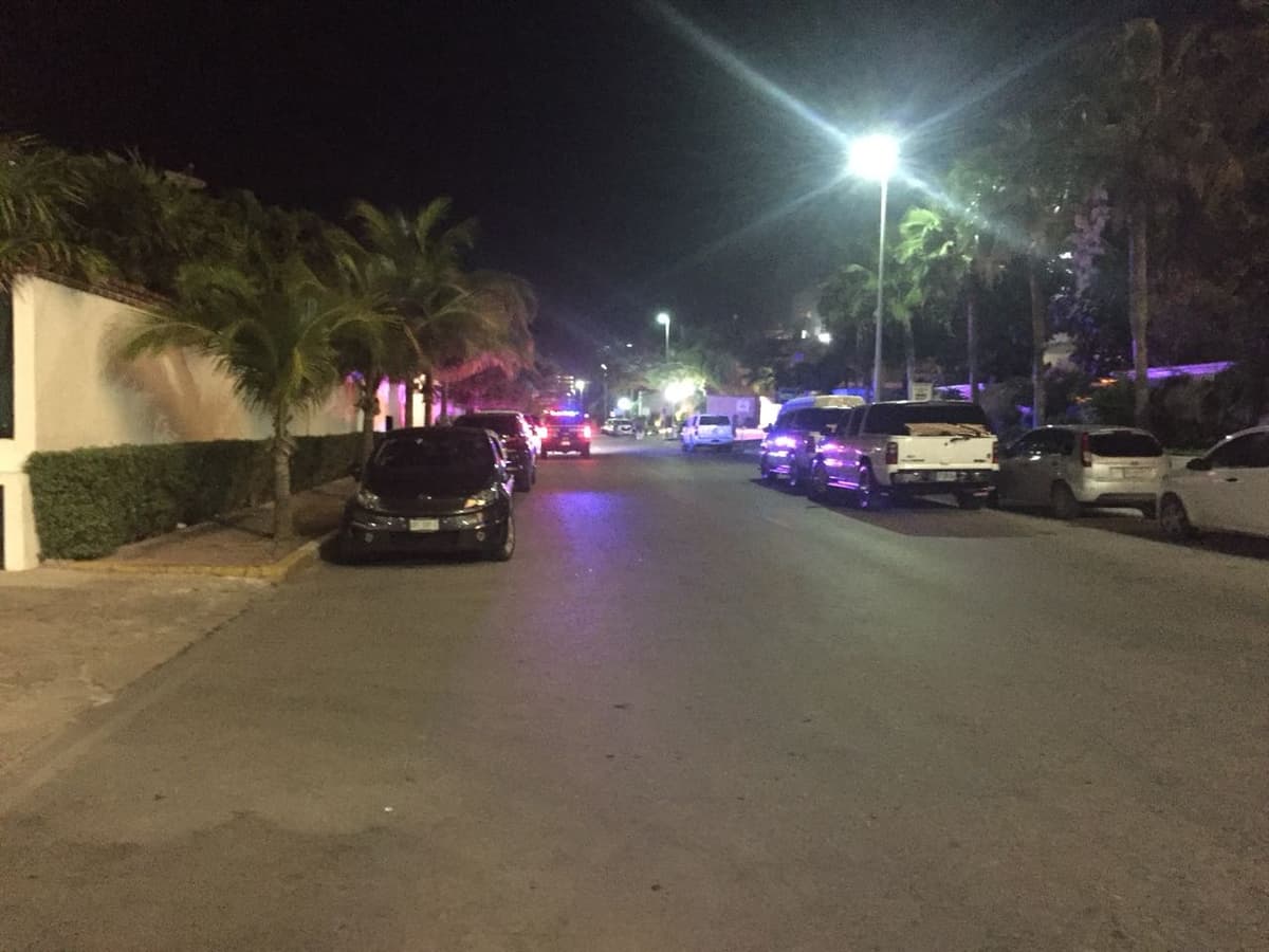 Vecinos de Punta Nizuc son “invadidos” por vehículos que ocupan todas las calles