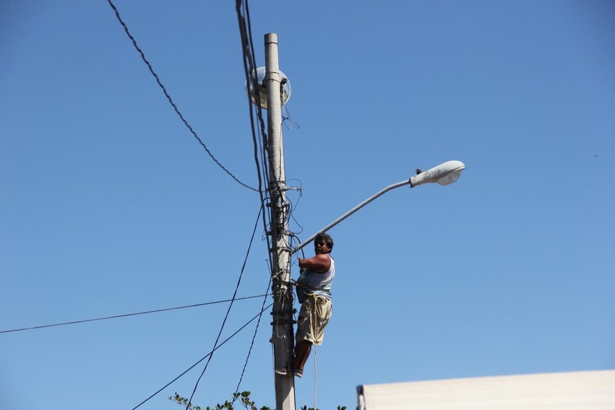 A la gente le vale “colgarse” de cables de alta tensión en Tulum