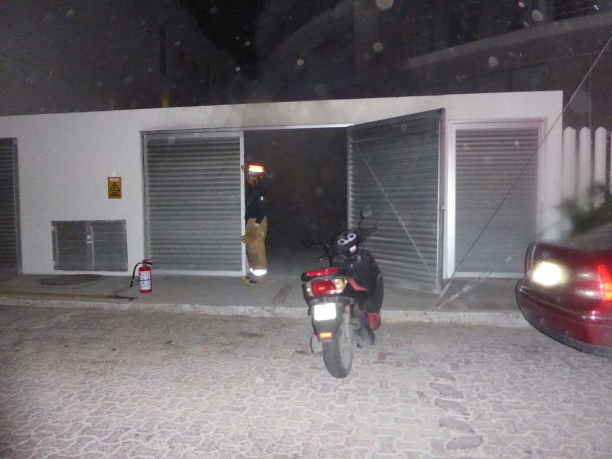 Estallan transformadores en condominio de Playa