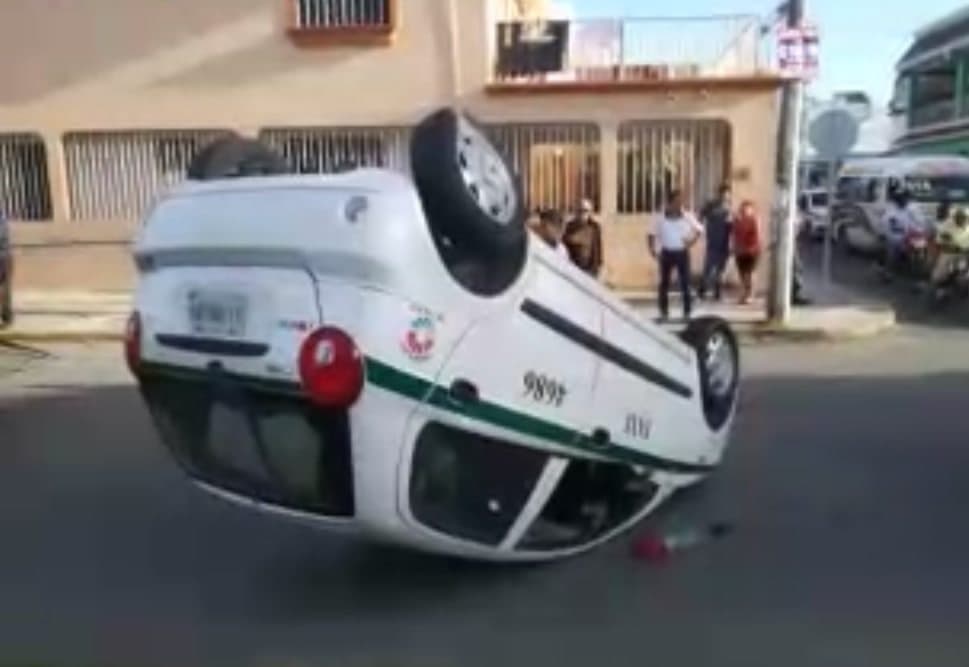 Camión vuelca a un taxi en Cancún