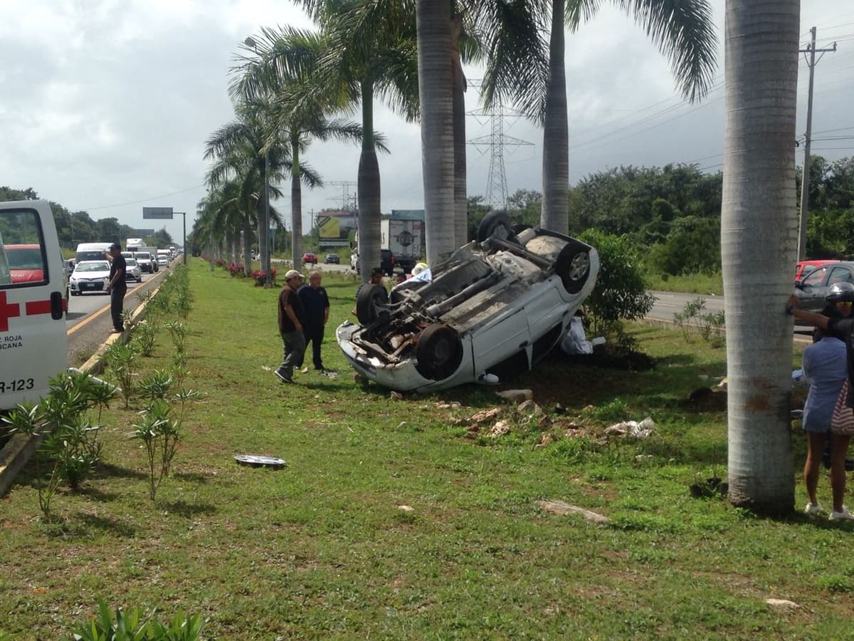 Fallece mujer en volcadura rumbo a Playa del Carmen
