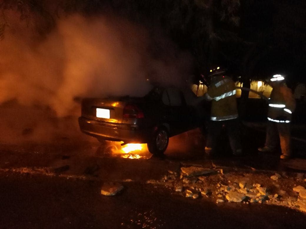 Arde en llamas un auto en la vía pública