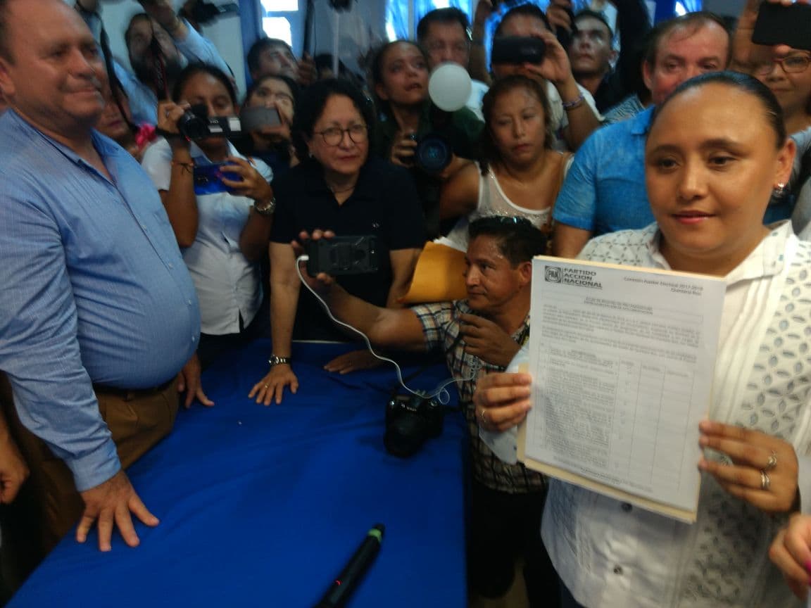 Se inscribe Cristina Torres para la reelección