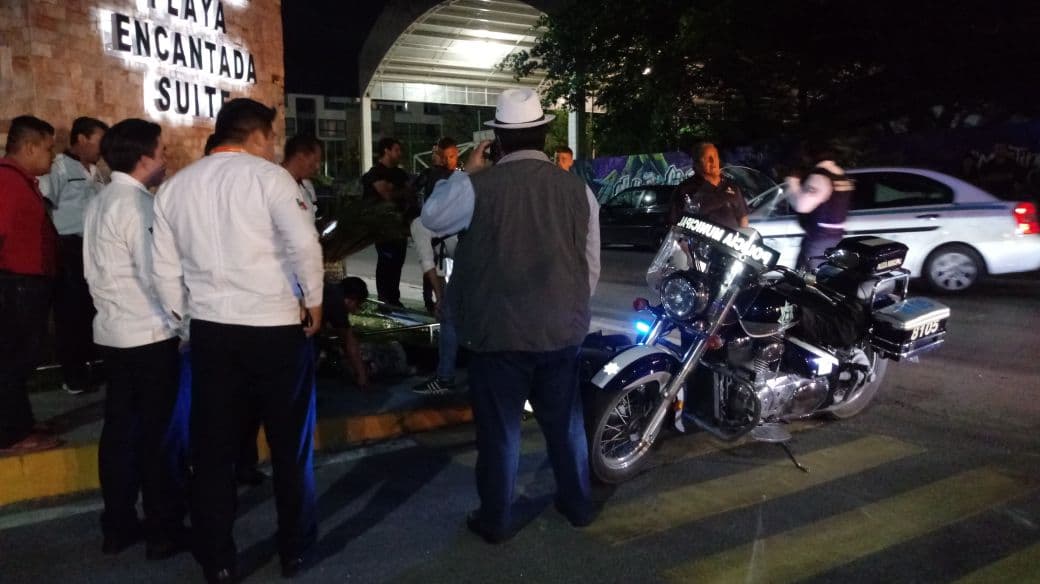 Motociclista paga precio de querer  ganarle el paso a un ADO