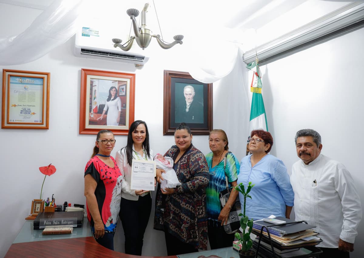 Entrega gobierno de Laura Fernández primera CURP de Puerto Morelos