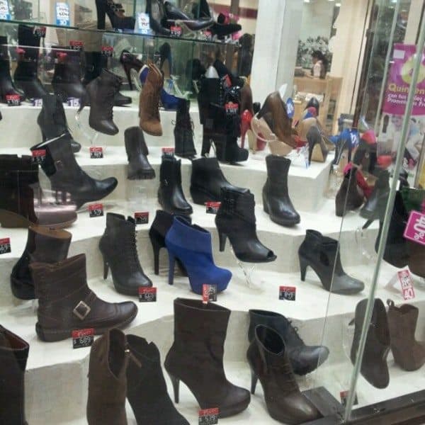 Ladrón huye con seis pares de zapatos de su talla