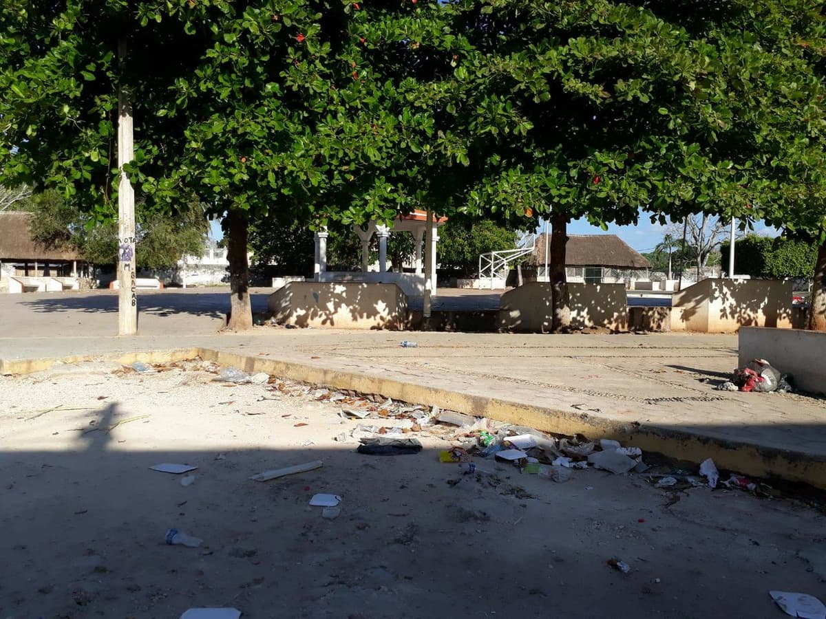 Riegan ambulantes basura en parque de Tihosuco