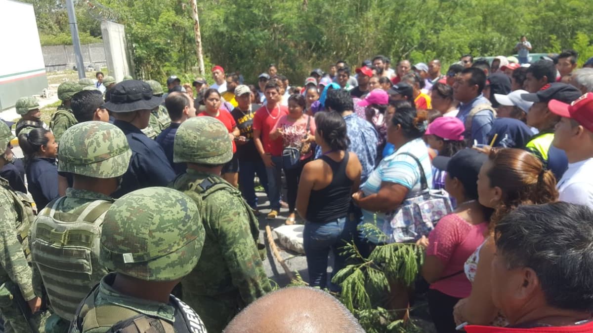 Bloquean aduana en Subteniente López