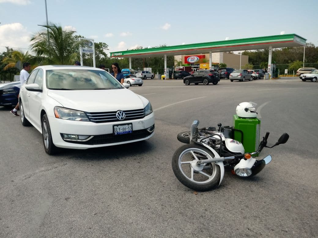 Por ir tomándose una "selfie" mujer arrolla a un repartidor de comida