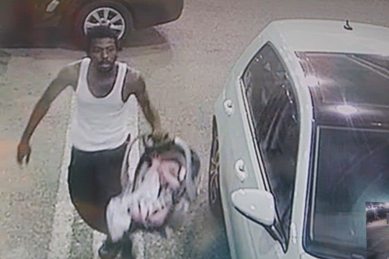 Hombre roba carro con todo y bebé, al darse cuenta, lo entrega en una gasolinera