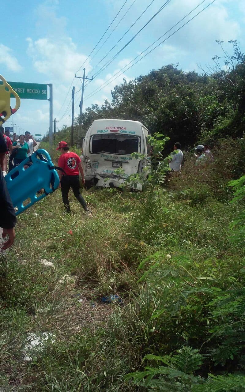 Choca combi contra camión en Puerto Morelos; hay ocho heridos