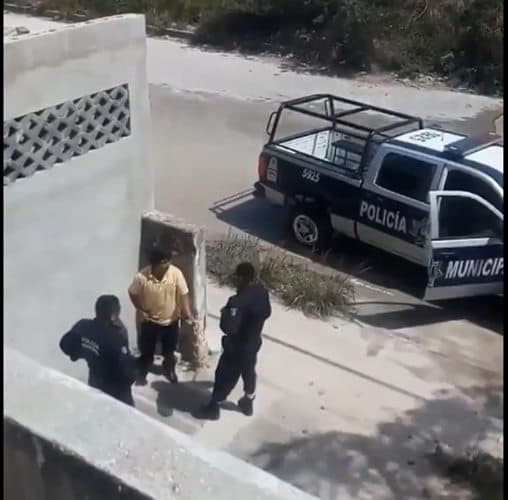 Video exhibe a policías de Cancún agarrando "moche"