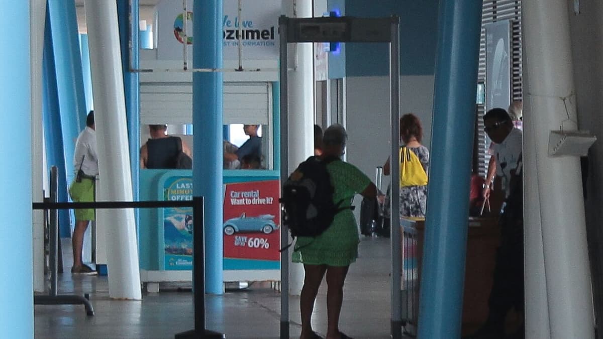 Instalan arcos de seguridad en el muelle de Cozumel