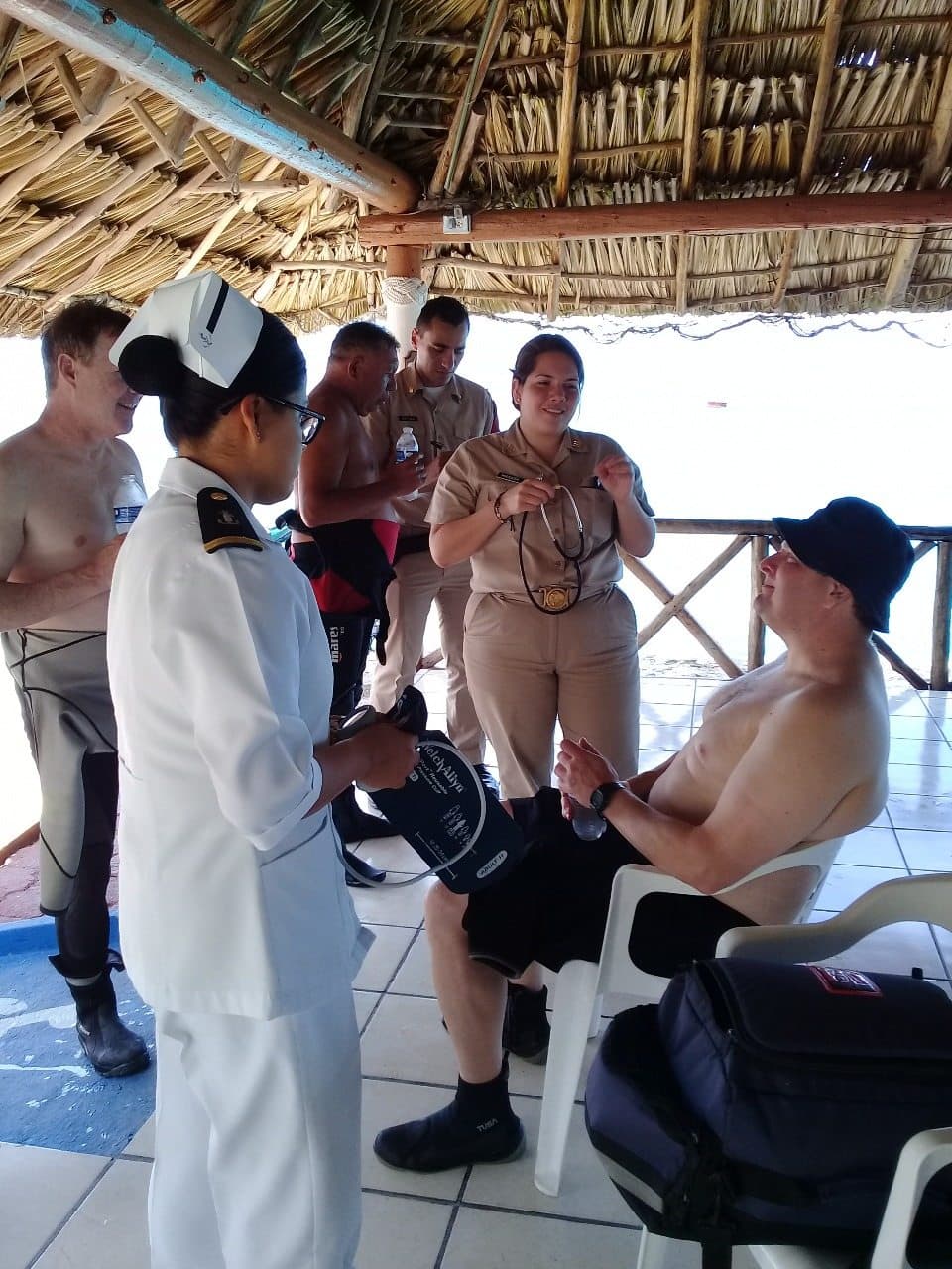 Rescata la Armada a cuatro buzos de Estados Unidos en Cozumel