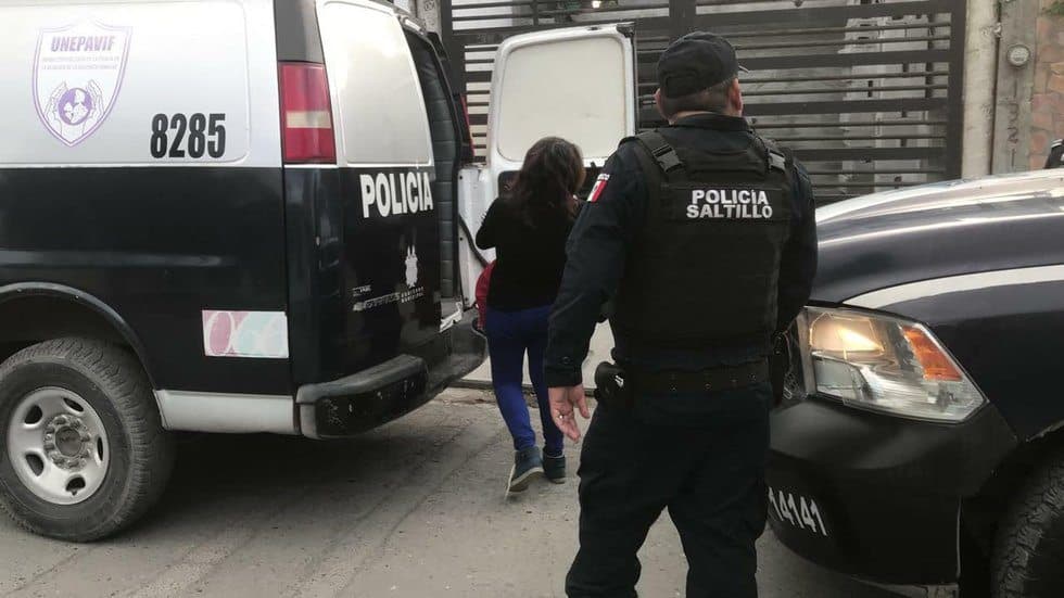 En plena calle, hombre golpea a su esposa por "gastar de más"