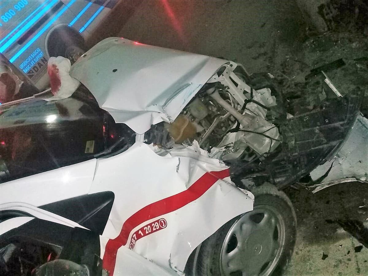 Choca taxi contra poste en Tulum