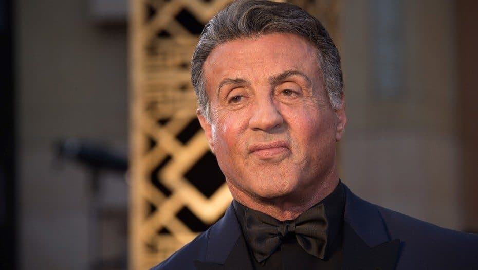 Sylvester Stallone carga una pesa de 50 kilos y sorprende a las redes sociales