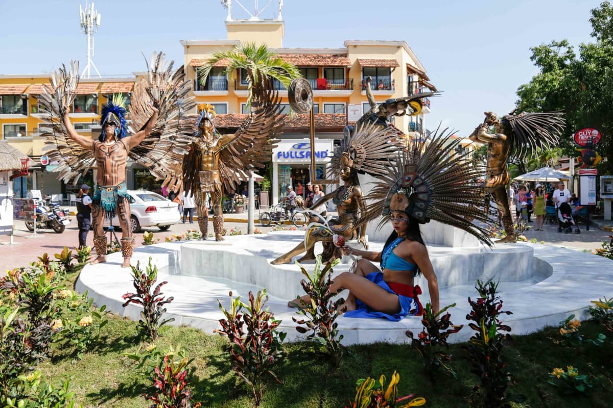 Develan escultura Fuente Maya en la Quinta Avenida