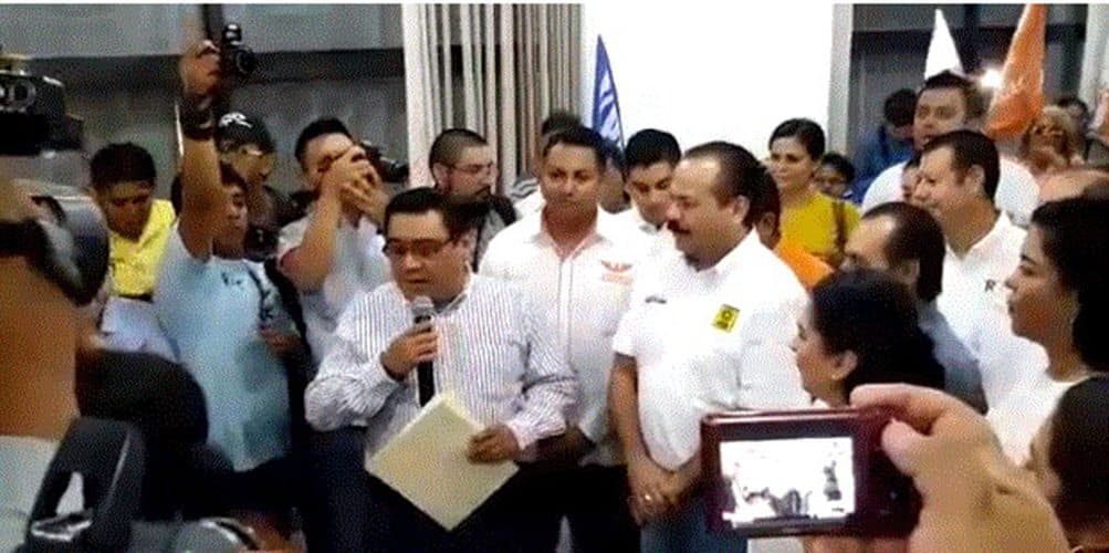 Se registran Mayuli y Julián ante el INE