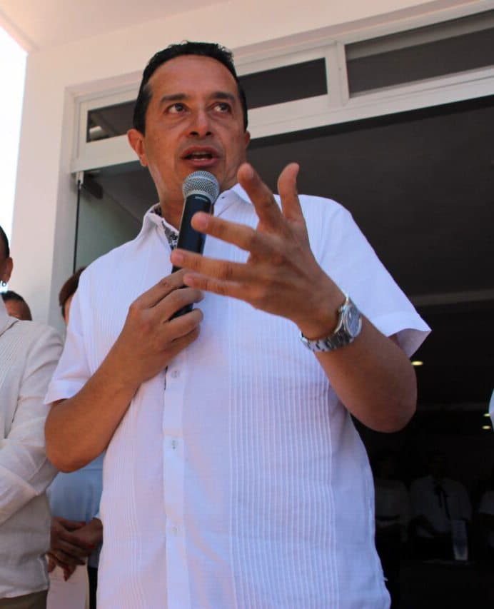 Dialoga gobernador con habitantes de Puerto Aventuras sobre accesos al mar