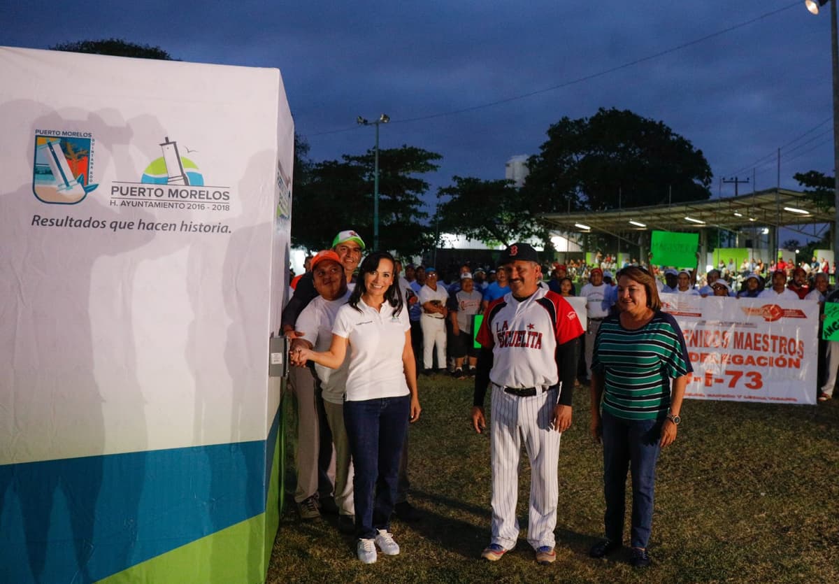Enciende Laura Fernández nuevo alumbrado del campo de béisbol de Puerto Morelos