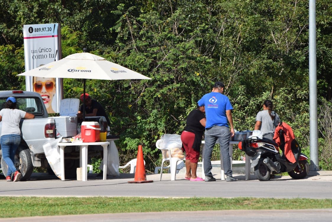 Ocupa ambulante carril de la Guayacán en Cancún