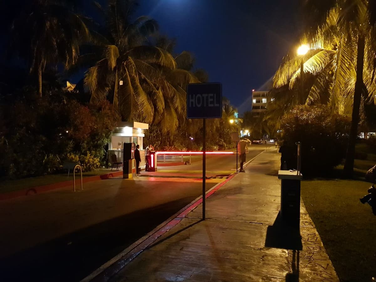 Balean hombre en playa de Oasis; ya habría muerto