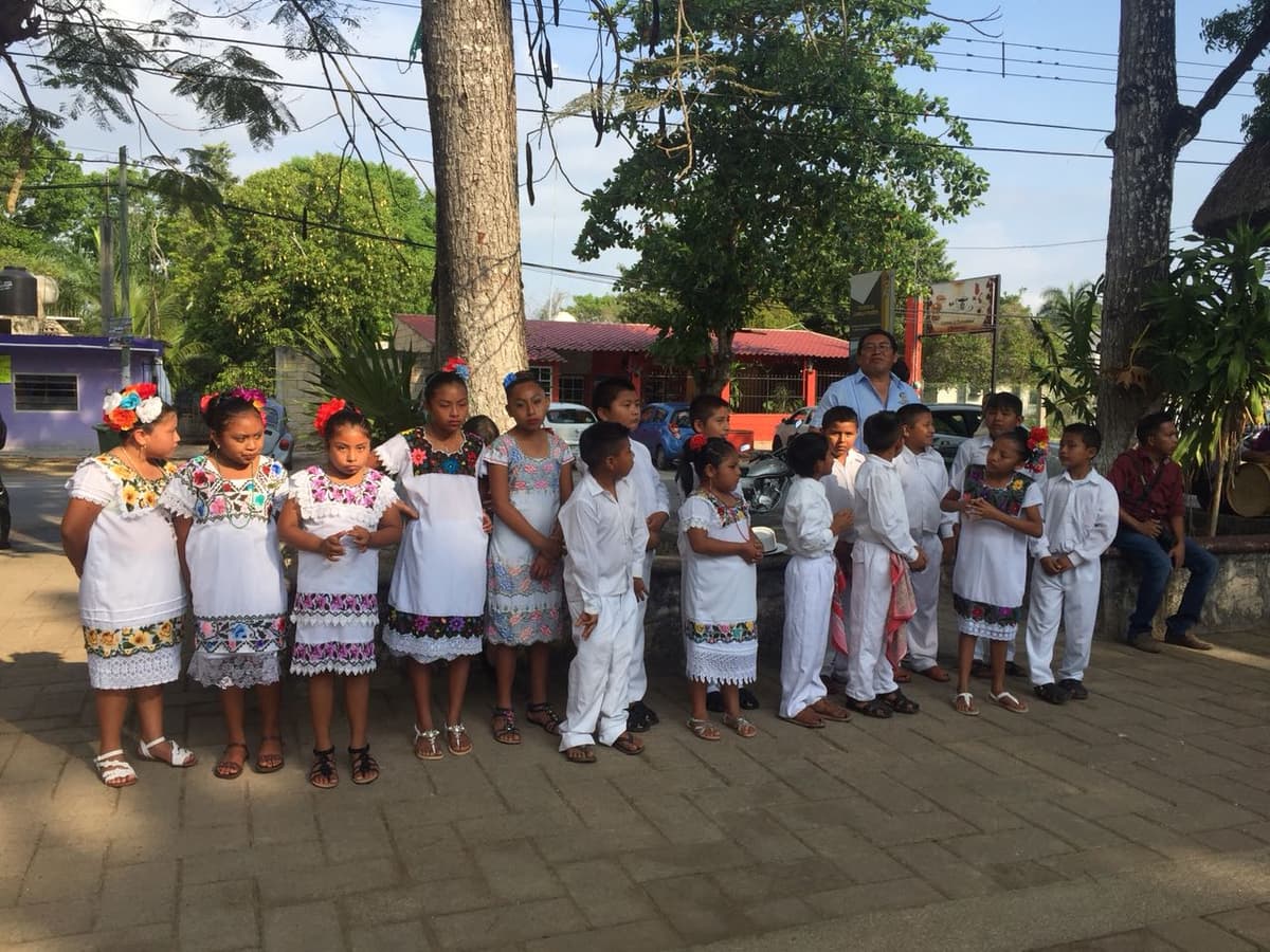 Cantan en maya 160 niños el himno de Quintana Roo