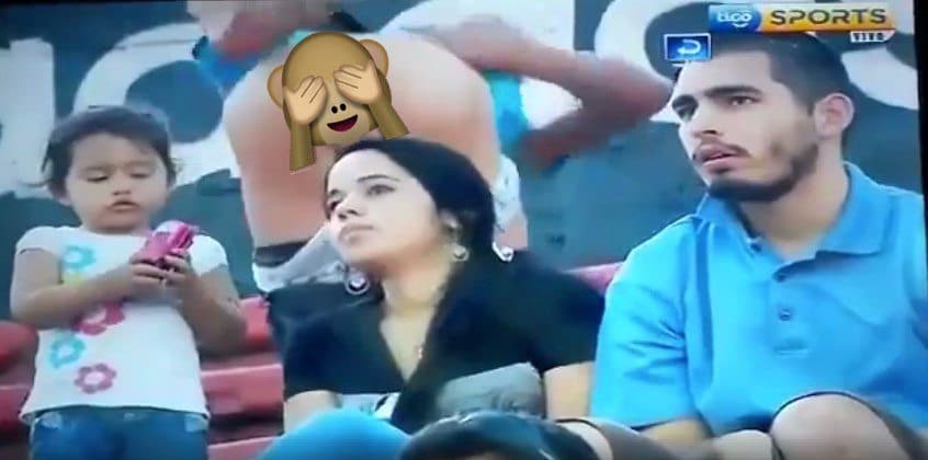 Niño se baja los calzones en transmisión en vivo de futbol