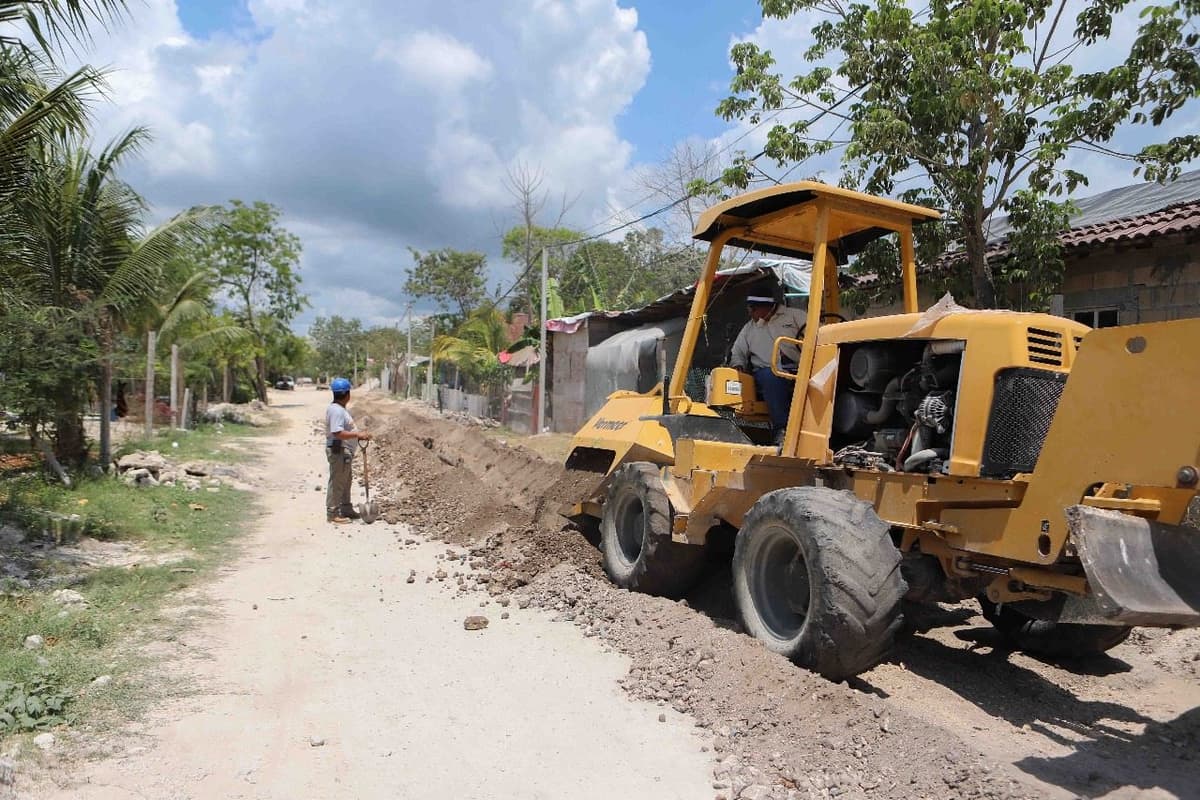 Comienza Aguakan obra de introducción de drenaje y agua potable en La Fe y Tierra Nueva