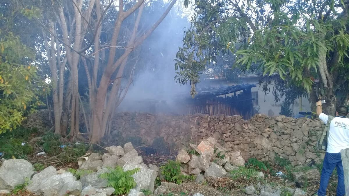 Se quema bodega en Carrillo Puerto