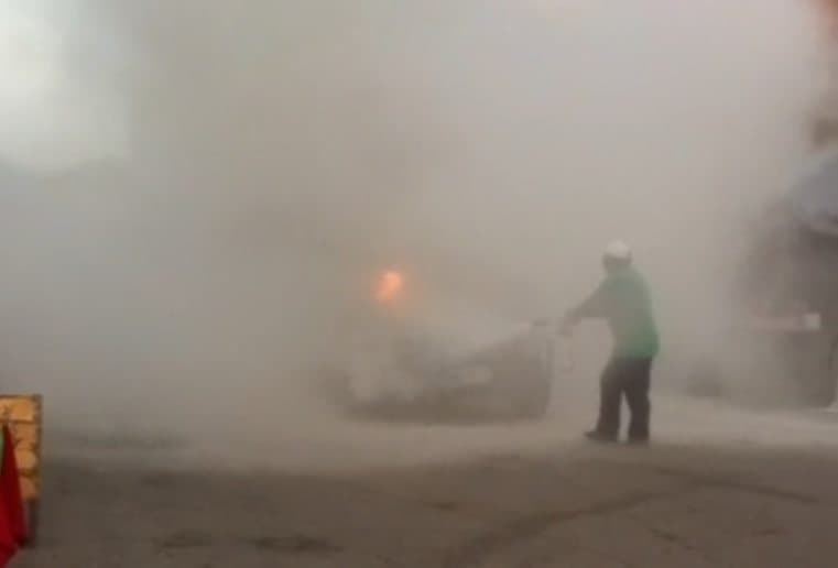 Se incendia auto en tianguis de Corales