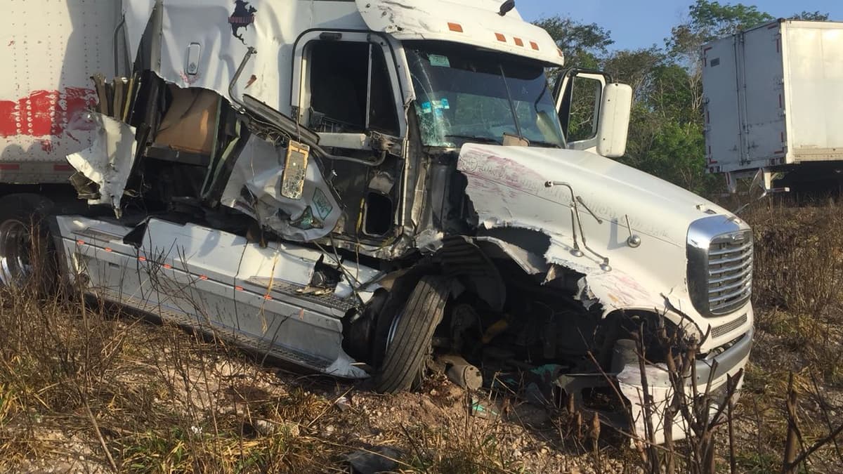 Chocan tráiler y microbús en Carrillo Puerto