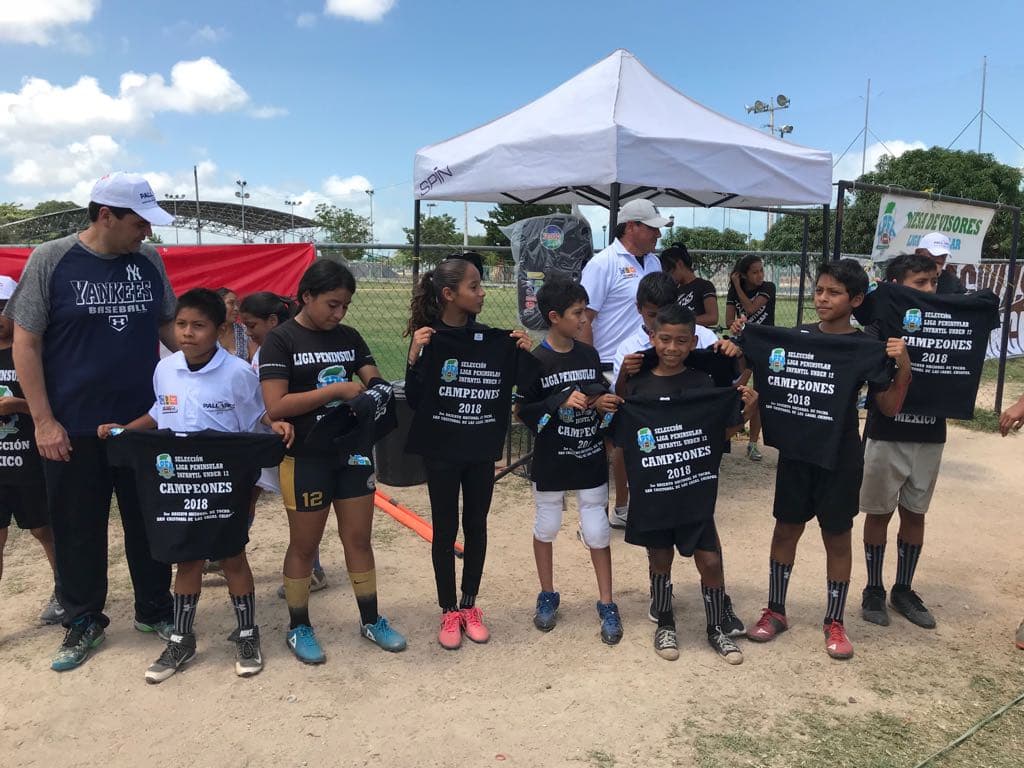 Reconocen a selección campeona de tocho bandera