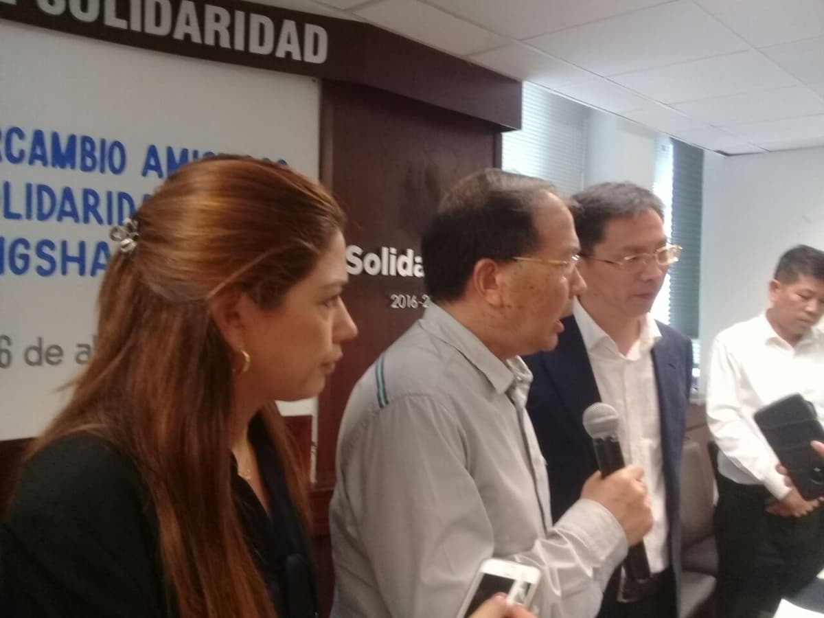 Autoridades chinas proponen ayudar con el sargazo en Playa del Carmen