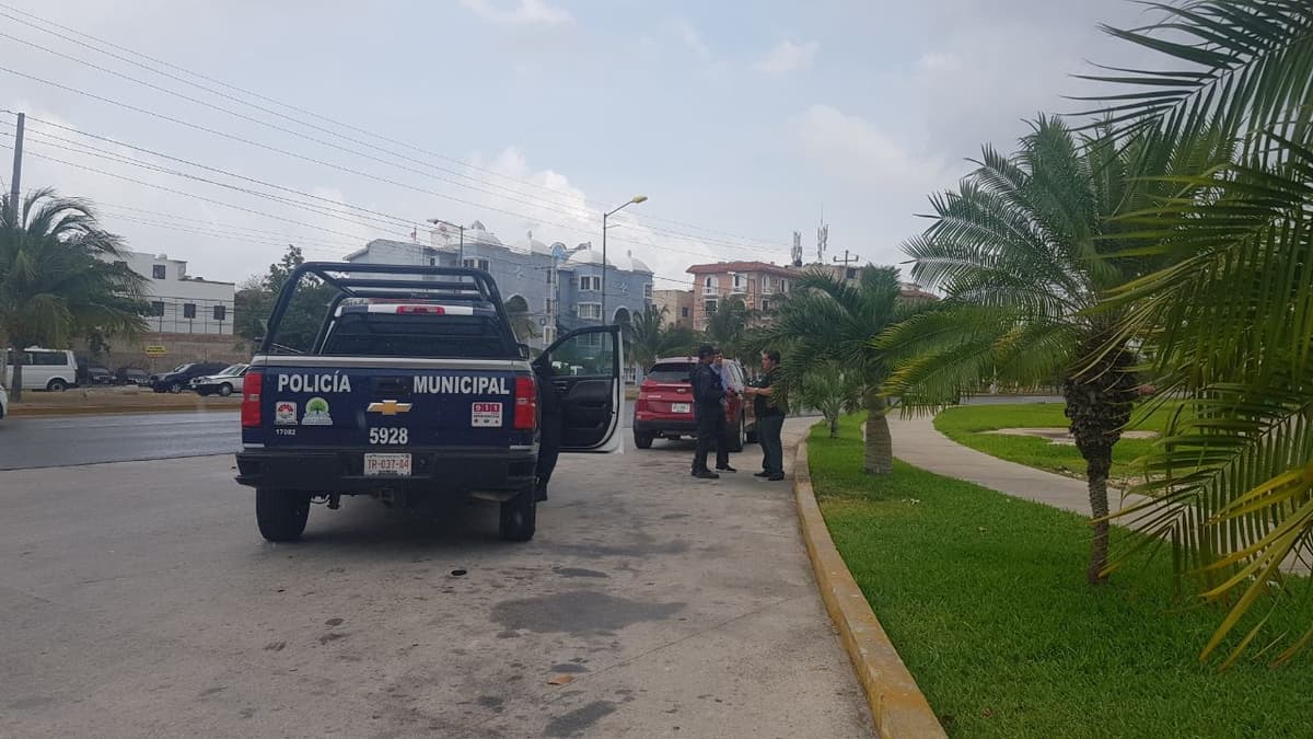 Se roban automóvil a punta de pistola en Cancún